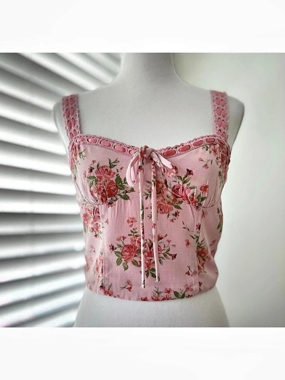thirty/twenty Floral Lace-Up Crop Top in Pink Size Medium Like New